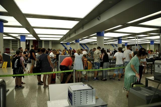 スペインは世界２番目の観光大国。観光客らで混み合う空港＝スペイン・マジョルカのソン・サン・ジョアン国際空港