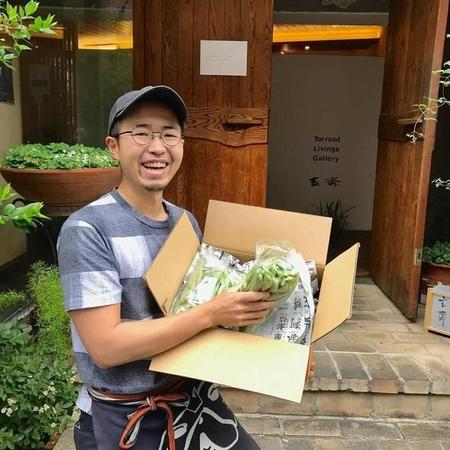 野菜を宅配する佐々木さん、八百屋さんを手掛けながらシェアハウスを運営している