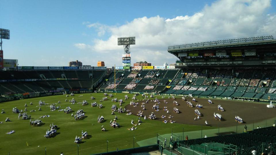 甲子園球場で日ごろの練習の成果を披露する児童たち（保護者提供）