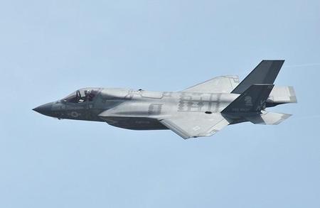 水平飛行するF-35B。リフトファンを内蔵しているため、コクピット後方は膨らんでいる（撮影・河野嘉之）