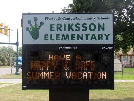 「夏休みを楽しく安全に過ごして」という掲示板