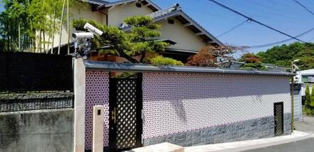 ２０１８年５月に野崎幸助さんが急死した和歌山県田辺市内の自宅。遺産の行方も注目されている（撮影・小川泰平）