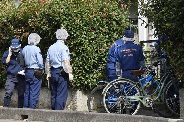 進藤遼佑君の遺体が見つかった自宅のある集合住宅に入る捜査員＝１８日午前、さいたま市見沼区（提供・共同通信社）