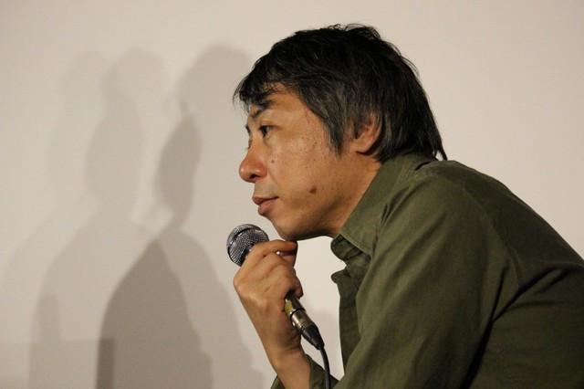 「狼煙が呼ぶ」の舞台挨拶で、会場からの質問に真剣に耳を傾ける豊田利晃監督＝24日夜、元町映画館