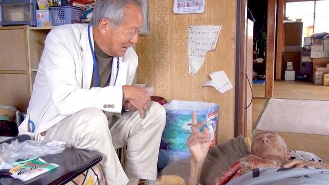 「人生をしまう時間」の一場面。在宅の終末期患者と言葉を交わす小堀鷗一郎医師(c)NHK