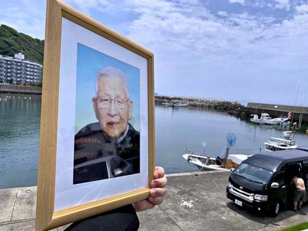 父の出棺を早め、海岸に「寄り道」した際の写真（一色伸幸さん提供）