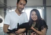猫の殺処分ゼロを目指す活動を続ける木村遼さん（左）、麻衣さん夫妻。遼さんに抱かれるのがクロエ、麻衣さんに抱かれているのがシャーちゃん