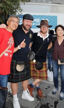 伝統衣装「キルト」を身につけ記念撮影をするスコットランドの男性ら＝９月３０日、神戸市内