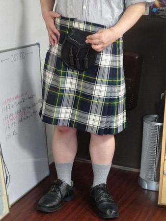 スコットランドの「キルト」を試着。スカートではありません。丈は膝ギリギリまで、腰にはスポーラン＝都内の日本スコットランド協会
