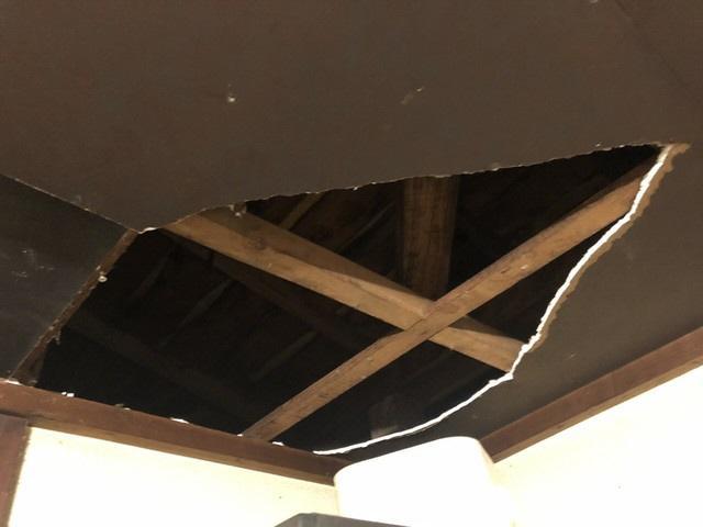 天井に穴があきそこから砲弾が落ちてきた（提供）