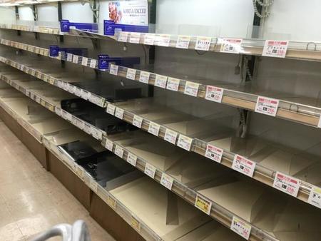 台風19号の関東通過前日の11日、スーパーでもパンの陳列棚から商品が全て消えていた＝都内
