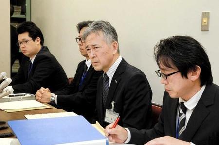 分限休職処分について会見で説明する神戸市教育委員会の幹部ら＝2019年10月31日、神戸市役所