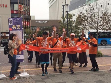 ランナーが姫路城駅前へゴール。この後、参加者も加わり姫路市内を啓発ウォークしながら姫路城をめざしました