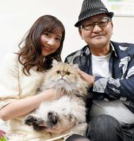 矢作師（右）と次女でタレント・矢作麗さんの愛猫。名前はまだない！？＝撮影・佐藤厚