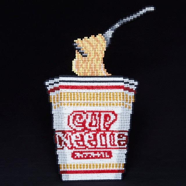 綿棒3600本で作った謎のカップヌードル画像が人気　「麺も綿棒」と胸を張る公式