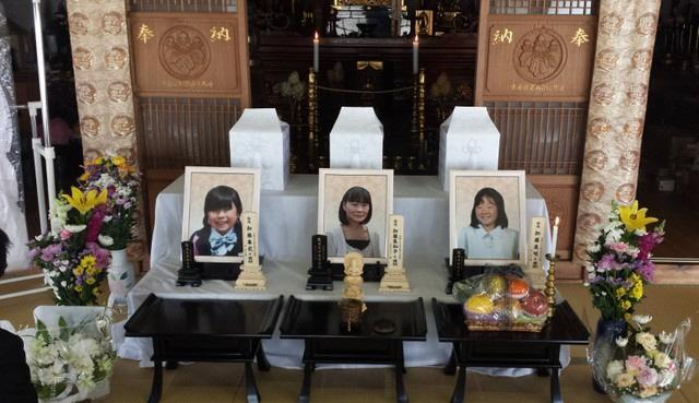 無念の思いで殺害された加藤美和子さんと小学生だった娘さん2人の遺影(撮影・小川泰平)