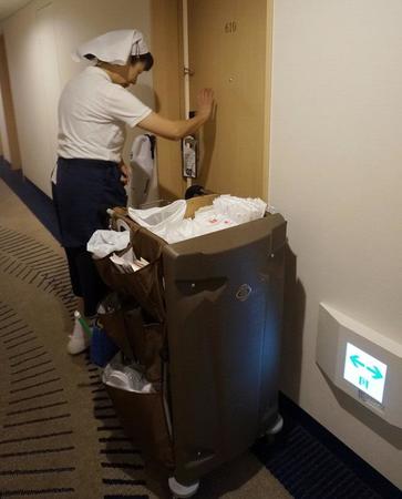 客室清掃を効率化するために導入された小型のワゴン。清掃スタッフがひとりひとり個別に使います＝神戸市中央区、神戸三宮東急REIホテル