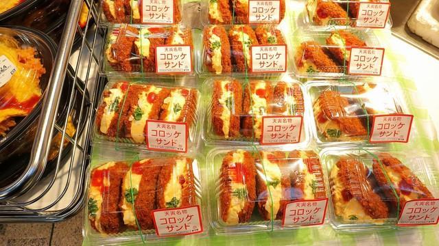 これが大阪の常識や！コロッケにタマゴサラダを挟んだ、正真正銘の「コロッケサンド」が人気