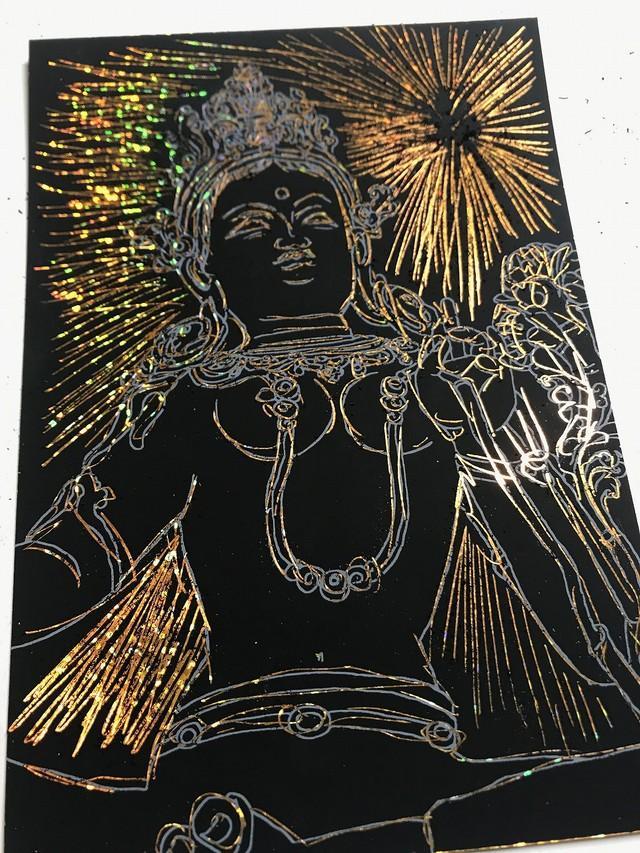 「緑多羅菩薩（みどりたらぼさつ）」のスクラッチアート。削ることであらわれる金色の描線が荘厳