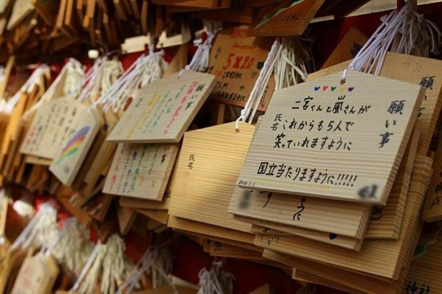 初詣で賑わう神戸の二宮神社と弓弦羽神社　嵐ファン、羽生結弦ファンに根強い人気