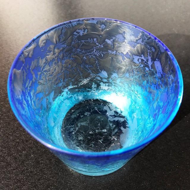 まるで宇宙に続いているよう」“幻”の「結霜ガラス」を再現 若手作家の