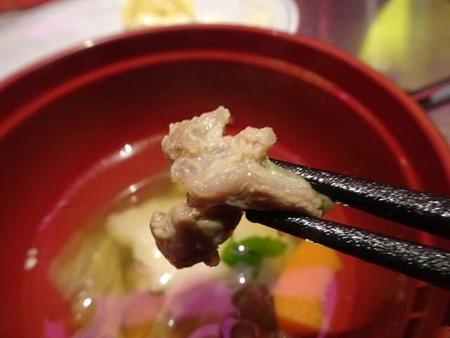 お雑煮から、ヌートリアの肉を取り出してみた。一見、鶏肉ぽいでしょ=都内の「米とサーカス」渋谷ＰＡＲＣＯ店