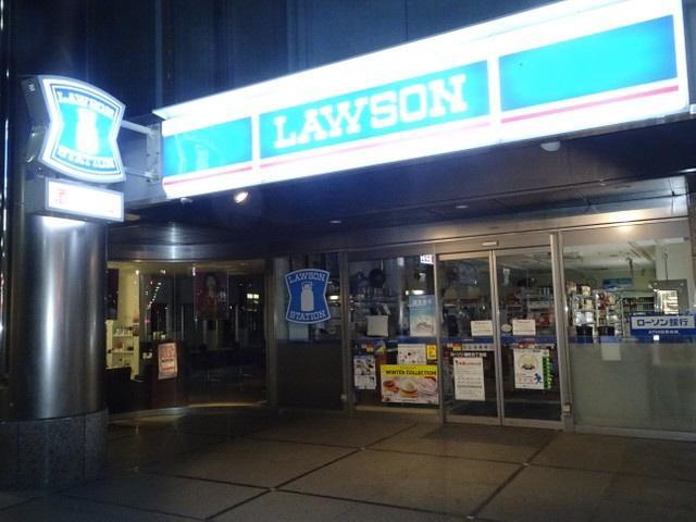 元日の夜間も、看板は点灯していたコンビニの休業店舗=都内のローソン麹町五丁目店
