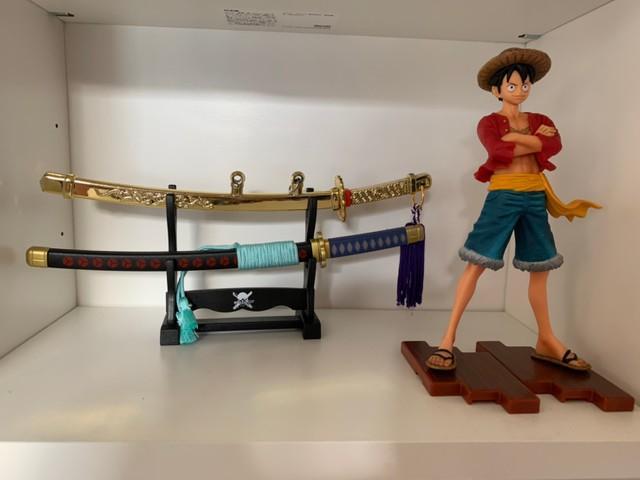 正月に遠鉄百貨店期間限定ショップ(静岡県浜松市)で筆者の次男が購入した「ワンピース」の主人公ルフィのフィギュア(右)と「ワの国の剣」のオブジェ