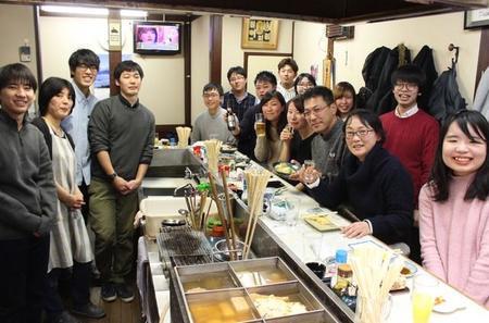 福興カフェに集まった舞子高校の卒業生や常連客、防災に関心のある若者たち＝神戸市長田区、よしや
