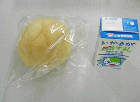 堺市立の定時制高校で出されていた給食の一例。このようなパンと牛乳が提供されていた（提供写真）