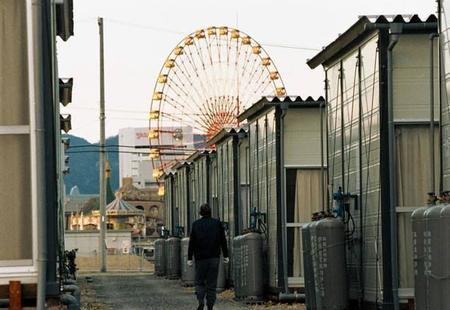 阪神・淡路大震災の被災者のために建てられた仮設住宅＝1995年12月、神戸市中央区
