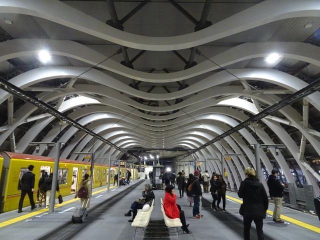 改装され、近未来的なデザインになった地下鉄銀座線渋谷駅のホーム。天井で連なるオブジェが「巨大生物の背骨」に見える