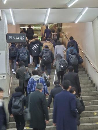 人の波の多い渋谷駅構内の階段=都内