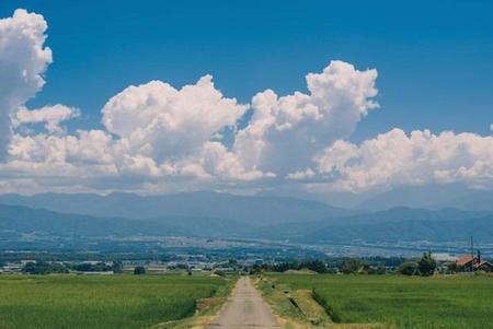 一面に広がる青空と入道雲。旅の中で一番思い出に残る景色だそう。長野県伊那市にて（仁科さん提供）