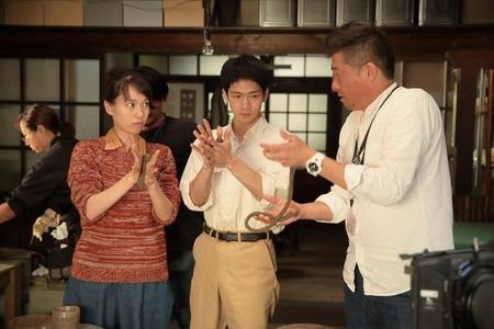 戸田恵梨香さん、松下洸平さんに陶芸を教える高畑宏亮さん（右端）＝NHK提供
