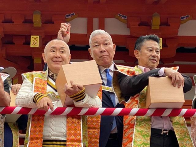 豆まきをする大八木淳史氏（中央）、左は松村邦洋、右は小林政仁氏（ハイヒール・モモコの夫）