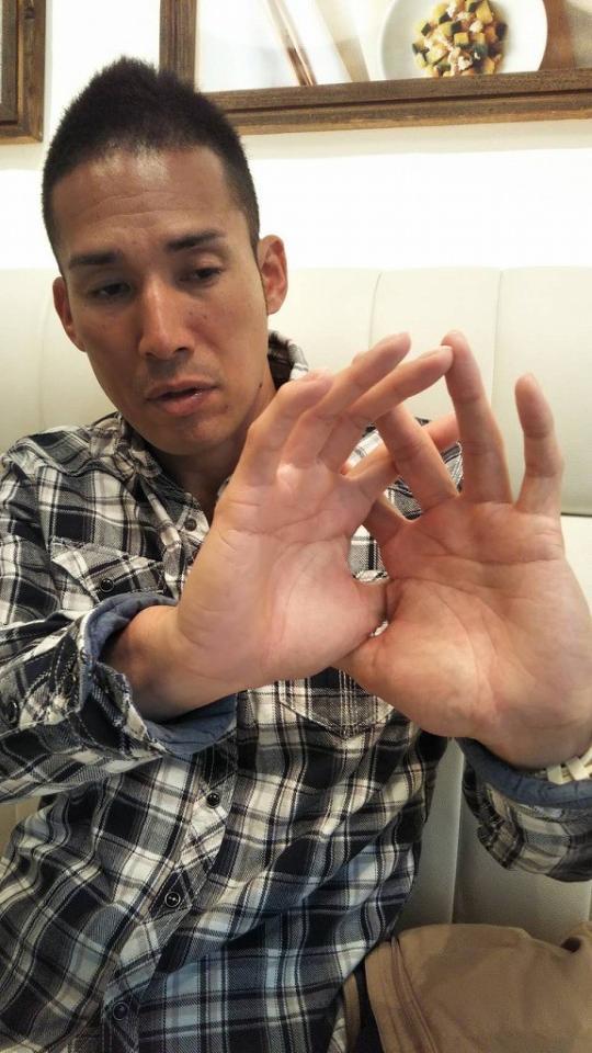 クリケット選手に転身した元プロ野球選手の木村昇吾さん。野球と違って素手で守備するため打球処理の際は、指を交差させる必要がある