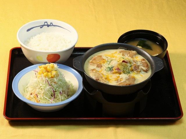 こちらが人気の松屋「シュクメルリ鍋」定食。めちゃめちゃあったまりそう～（提供写真）