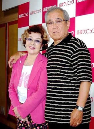 イベントで沙知代夫人の肩を抱く野村克也さん＝２００５年８月