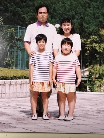 吉田家の家族写真。1996年ごろ。後列左から、吉田代表、妻・晃子さん。前列左から長女・有希さん、次女・有里（ゆりやん）