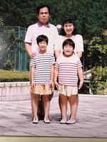 吉田家の家族写真。1996年ごろ。後列左から、吉田代表、妻・晃子さん。前列左から長女・有希さん、次女・有里（ゆりやん）