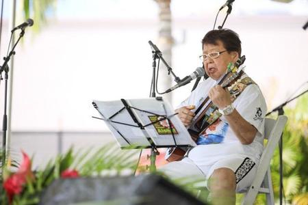 音楽イベント「ウクレレ・ピクニック・イン・ハワイ」に４年連続出演し、ウクレレで弾き語りする高木ブー