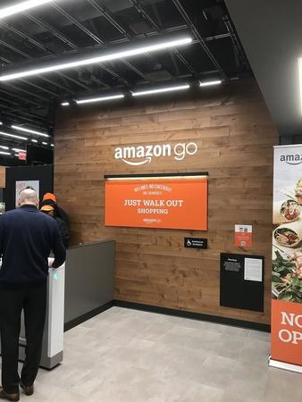 レジなし店舗「amazon go」＝米国ニューヨーク（撮影・服部 健二）