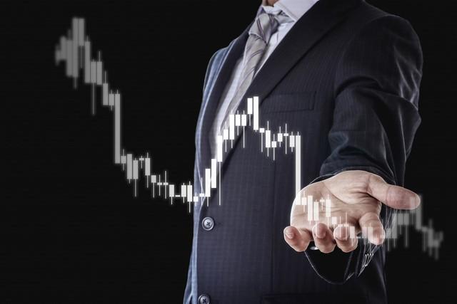 相場の格言に「落ちてくるナイフはつかむな」がある(taa22/stock.adobe.com)