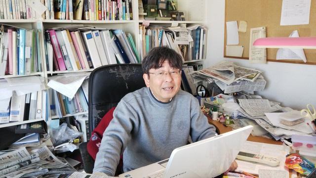 首都感染の筆者、高嶋哲夫さん＝神戸市内の書斎にて