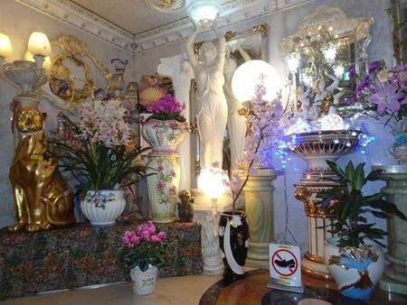 花と女神像など百花繚乱のオブジェに彩られた空間。下駄箱のある銭湯の玄関だとは思えないインパクトだ＝千葉県船橋市の「クアパレス」