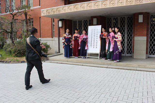 卒業式が中止になっても…写真で残す門出の日　京都の女子大生が袴姿でキャンパスロケ