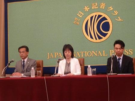 会見に臨んだ(左から)高橋弁護士、上谷弁護士、被害者遺族の加藤さん＝都内の日本記者クラブ