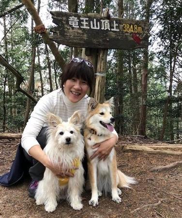 愛犬のシフォンちゃん(左)、桜夢ちゃんと登山を楽しむ佐藤さん