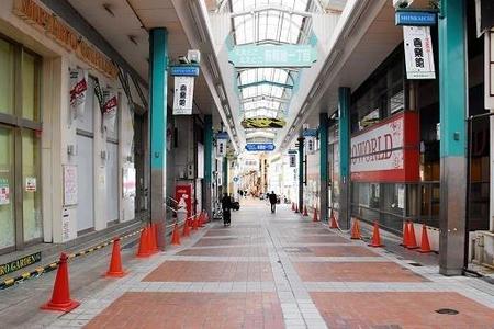 兵庫県でもパチンコ店に休業要請が出され、朝の商店街は静まりかえっていた＝4月16日、神戸市兵庫区